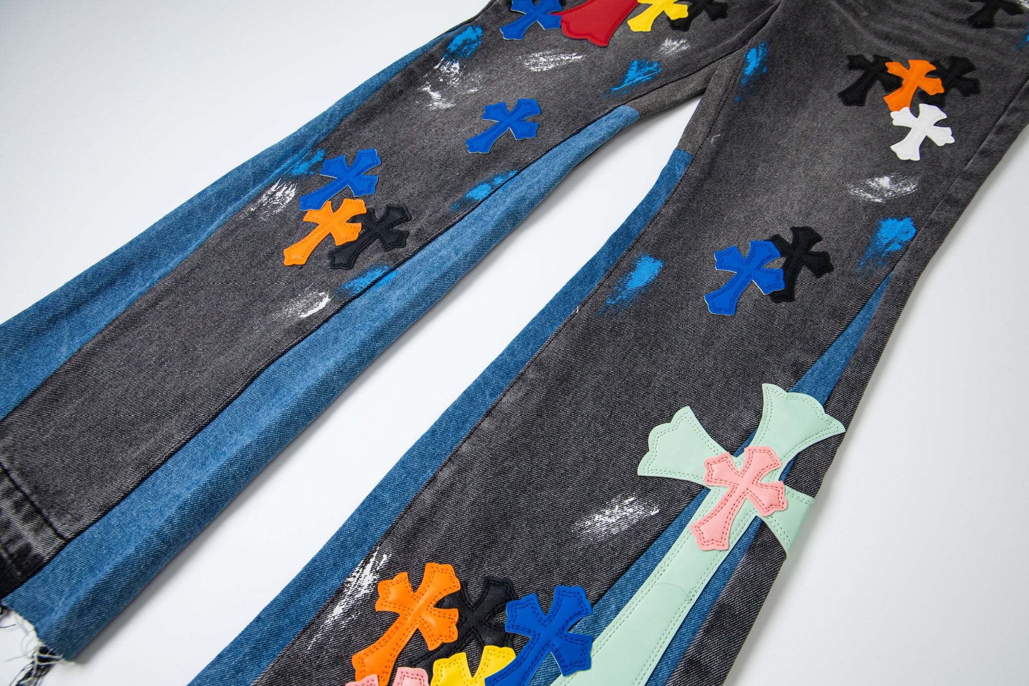 EXCLUSIVE CROSS PATCH PAINTED DENIM