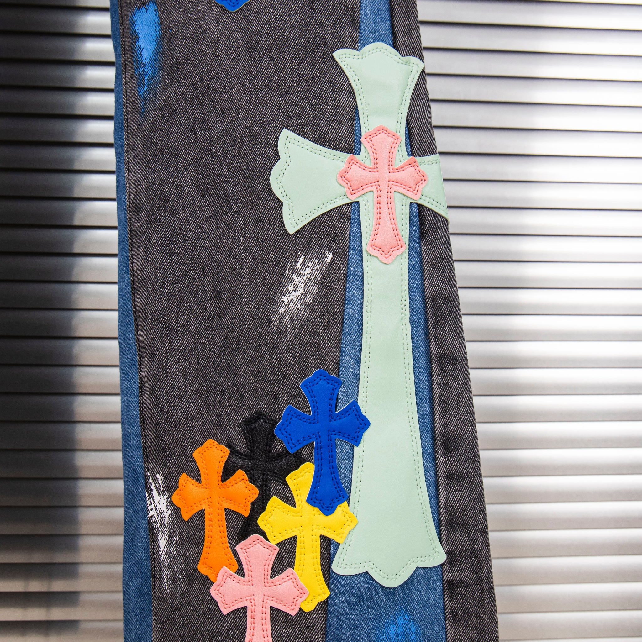 EXCLUSIVE CROSS PATCH PAINTED DENIM
