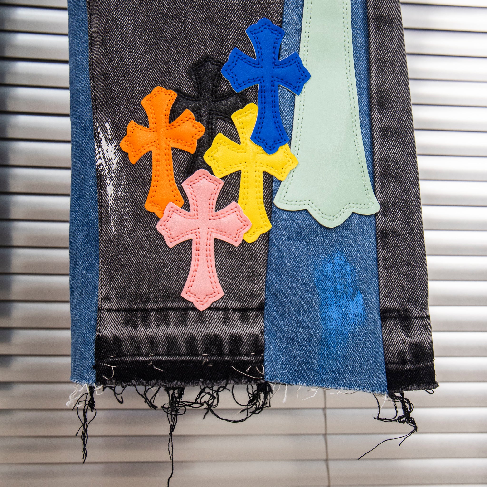 EXCLUSIVE CROSS PATCH PAINTED DENIM