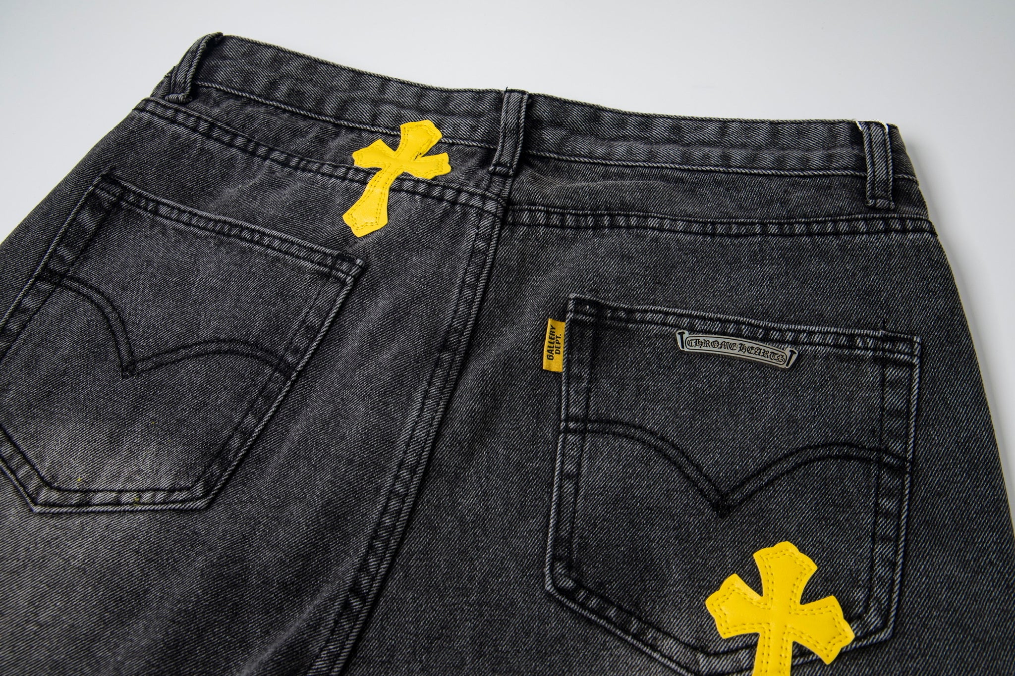 EXCLUSIVE CROSS PATCH PAINTED DENIM