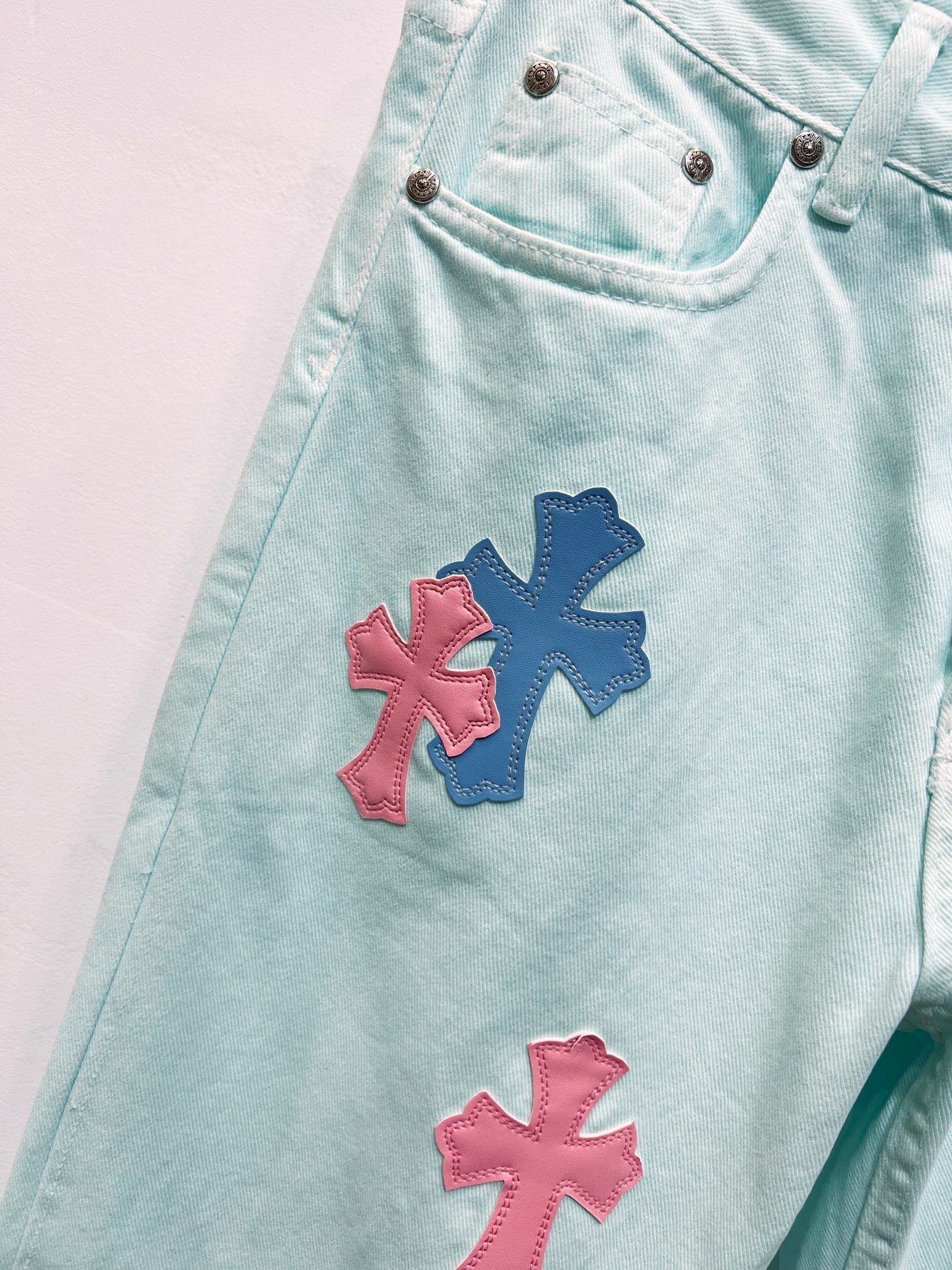 EXCLUSIVE BUBBLEGUM CROSS PATCH DENIM