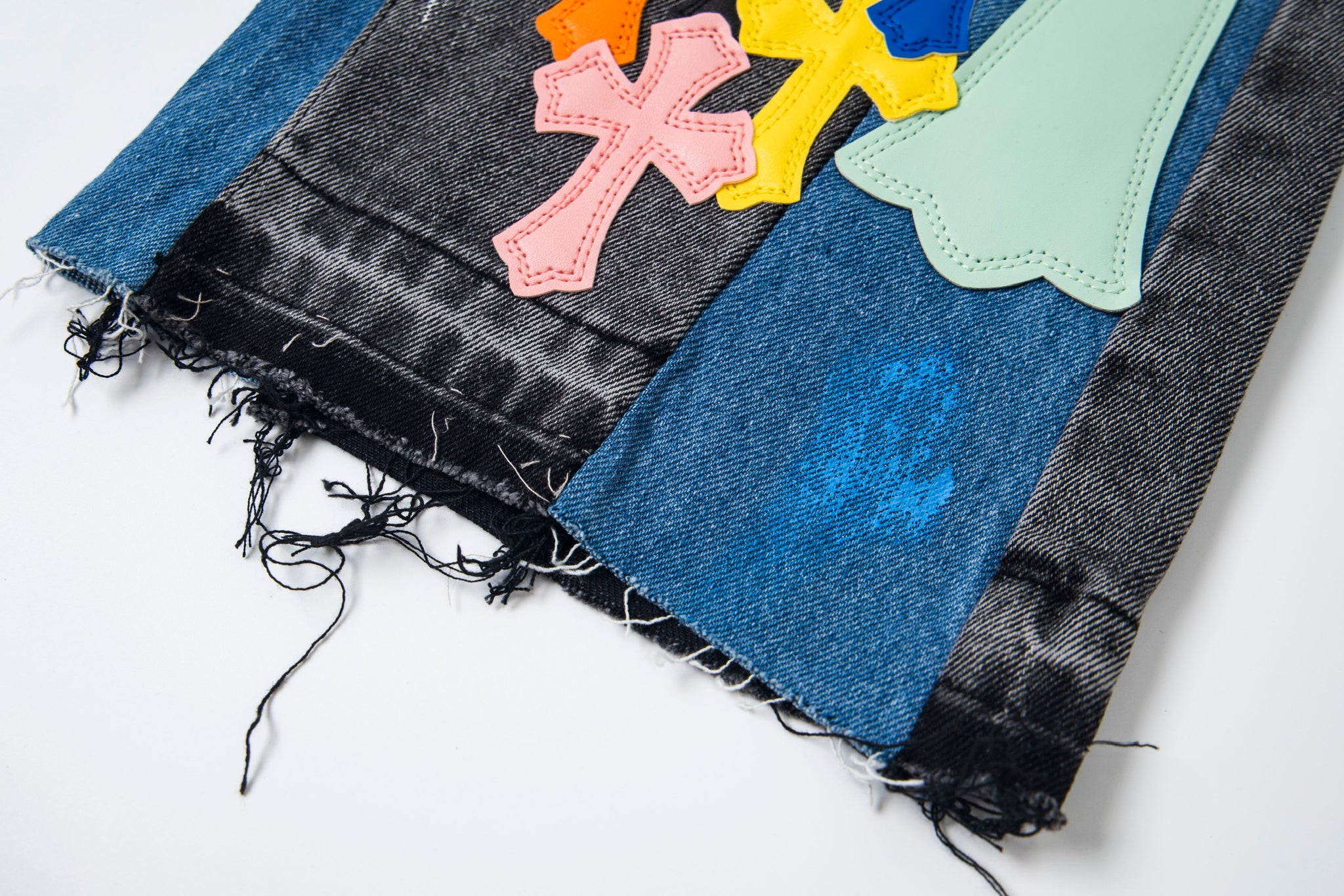 EXCLUSIVE CROSS PATCH PAINTED DENIM
