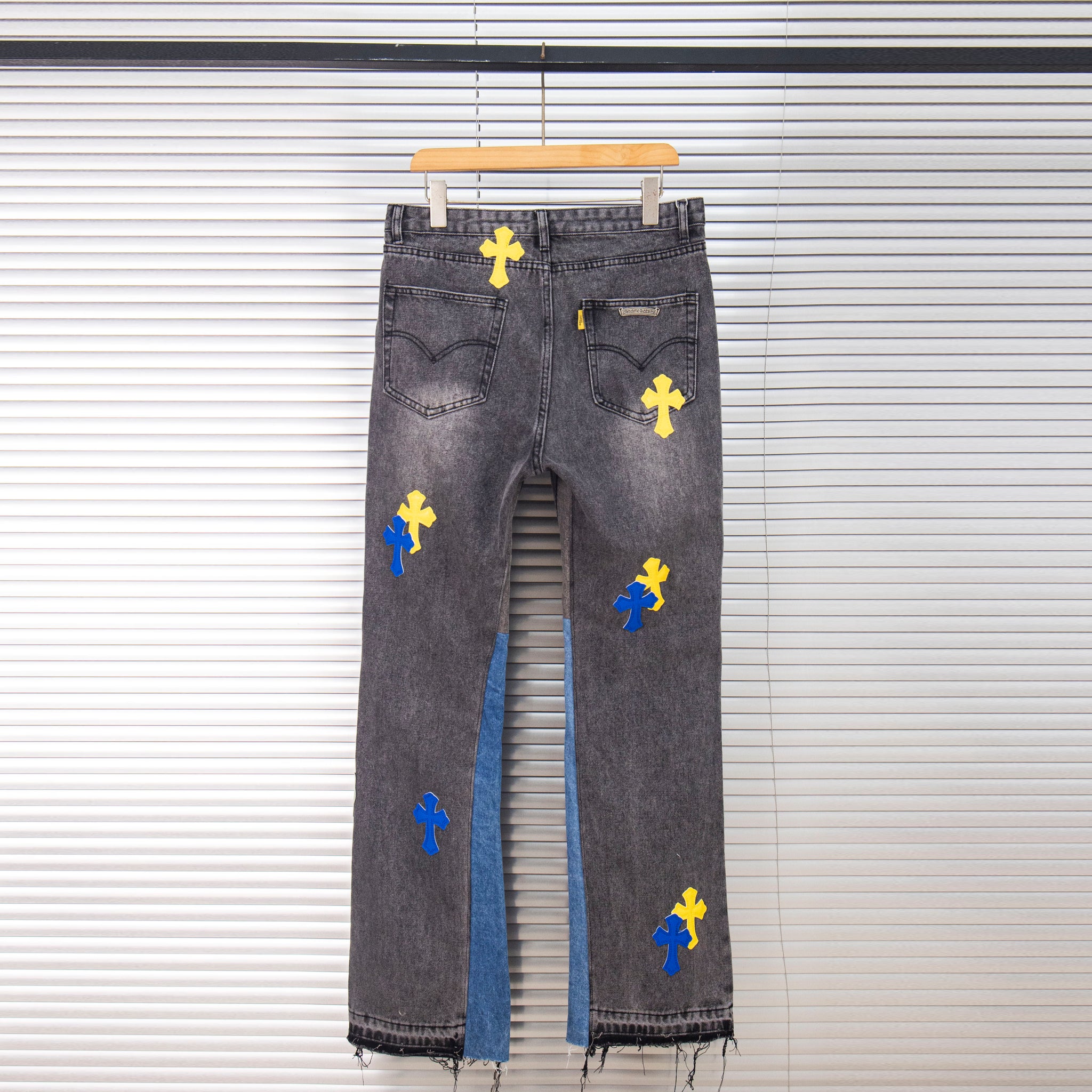 EXCLUSIVE CROSS PATCH PAINTED DENIM